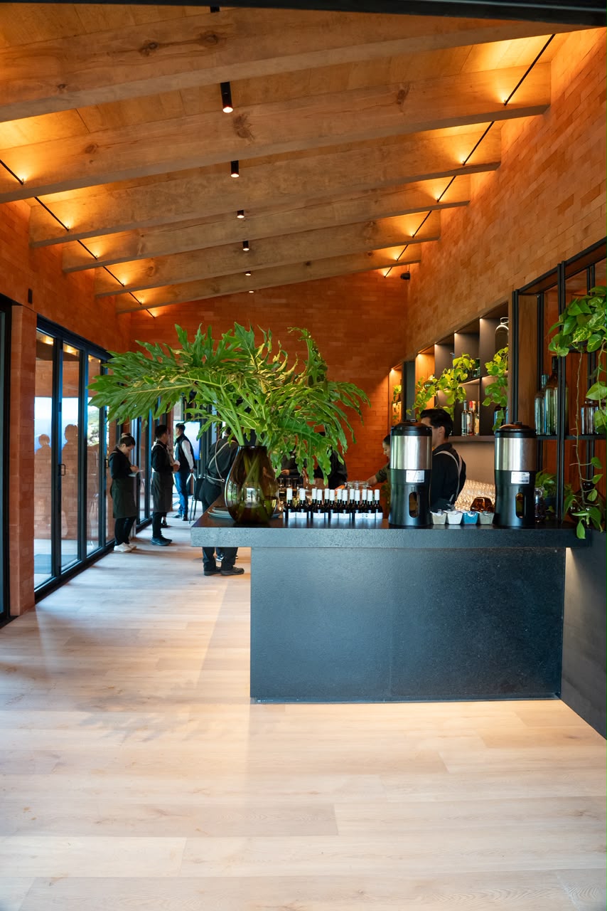 Barra de bienvenida con servicio de bebidas y café para los invitados