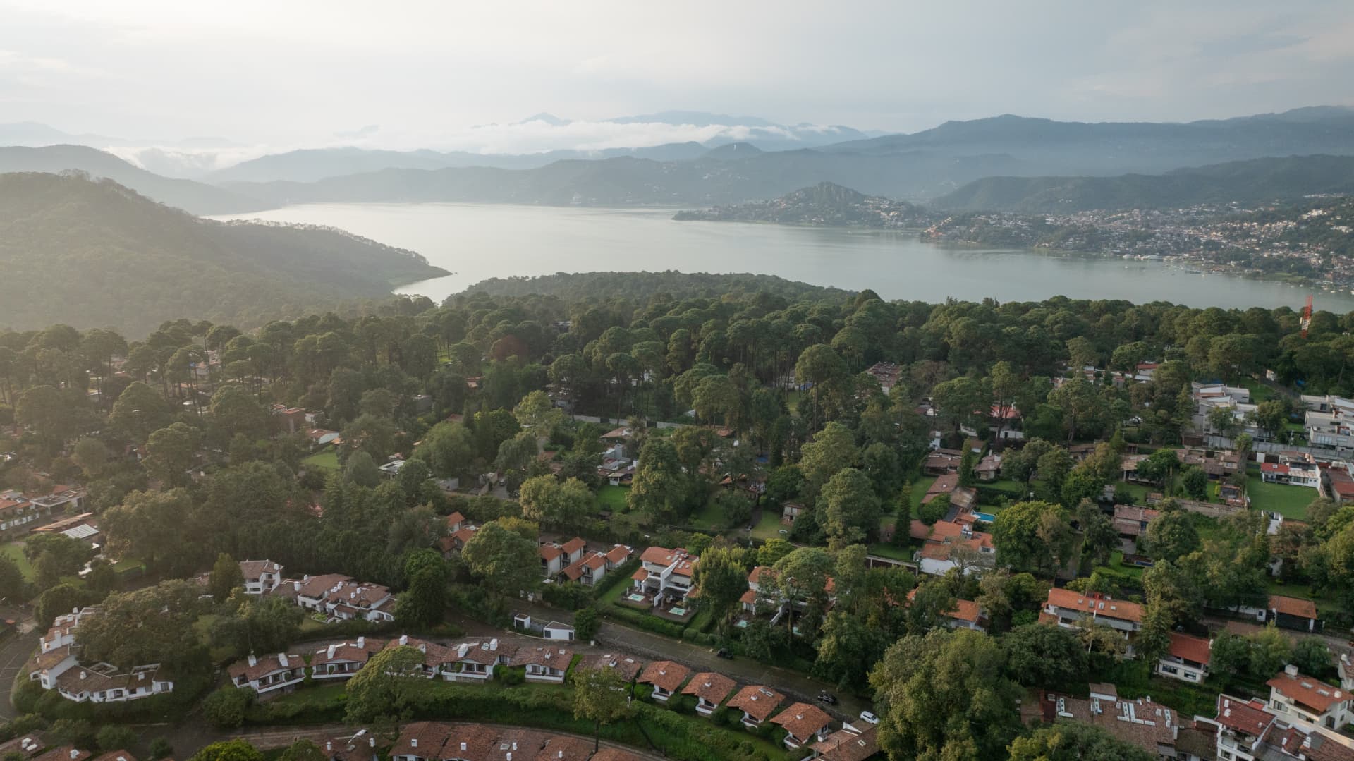 Vista aérea del bosque, el lago y la naturaleza que rodean Valle de Bravo