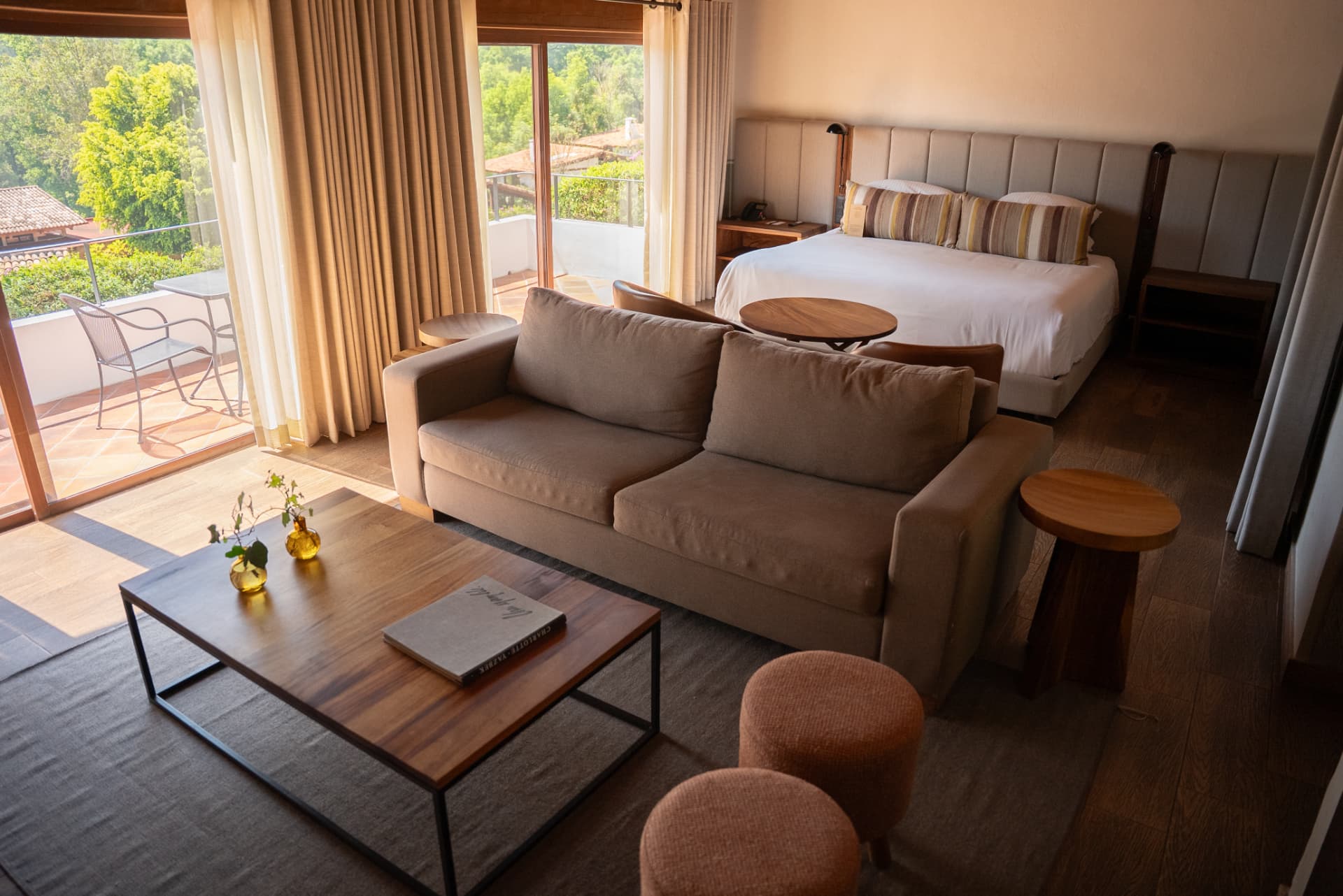 Suite de Hotel Avándaro con sala, terraza y vista al bosque de Valle de Bravo